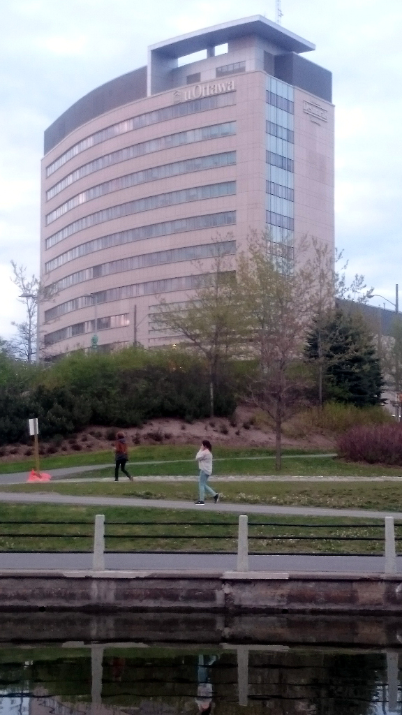 会場の Desmarais Building 大学の近くにはリドー運河が流れる。