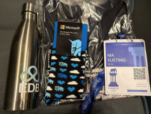 写真：受付証とスポンサーからのギフト